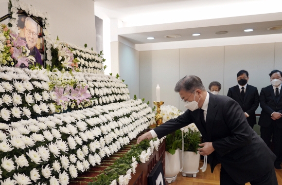 문재인 대통령이 지난 26일 서울 종로구 서울대병원 장례식장에 마련된 이어령 초대 문화부 장관의 빈소를 찾아 조문하고 있다. 청와대 제공