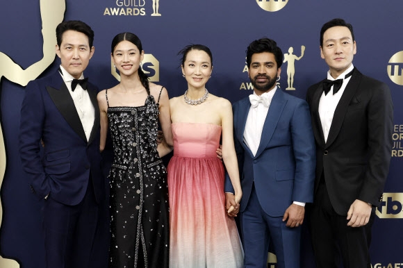 27일(현지시간) 미국 캘리포니아주 산타모니카에서 열린 제28회 미국 배우조합상(SAG) 시상식에 참석한 넷플릭스 드라마 ‘오징어게임’의 출연진들이 포즈를 취하고 있다. 왼쪽부터 이정재, 정호연, 김주령, 아누팜 트리파티, 박해수. 게티/AFP 연합뉴스