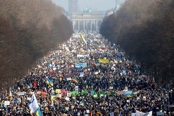 27일(현지시간) 독일 수도 베를린의 브란덴부르크문 앞을 가득 메운 시민들이 러시아의 우크라이나 침공을 규탄하고 우크라이나에 지지를 표명하기 위해 대규모 시위를 벌이고 있다. 2022.2.28 베를린 AP 연합뉴스