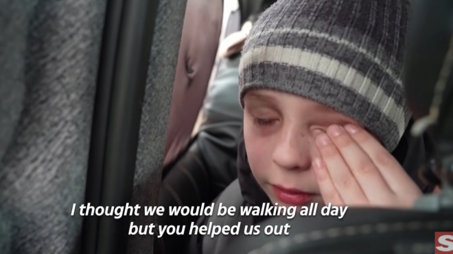 한 우크라이나 소년이 아빠와 헤어진 사연을 밝히며 눈물을 흘리고 있다. 2022.02.28 유튜브 채널 ‘The Sun’ 캡처.