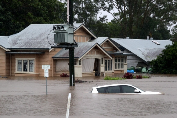 28일(현지시간) 호주 뉴사우스웨일스주 리스모어에서 홍수가 발생해 주택과 차량이 물에 잠겨있다. EPA 연합뉴스