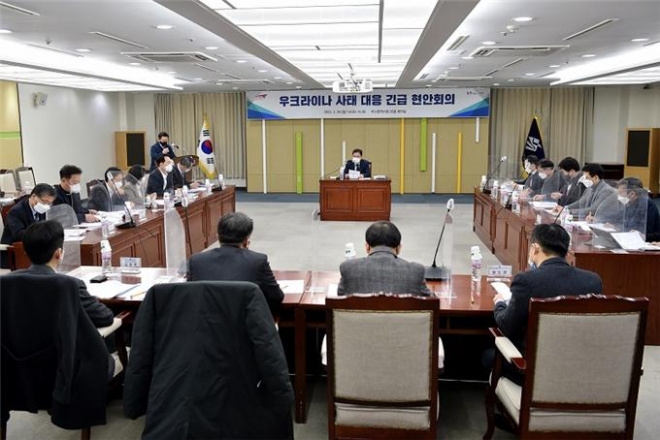 부산시는 28일 오후 시청에서 상공계와 관계기관, 산업별 대표 등과 ‘긴급 현안회의’를 열고, 경제부시장을 단장으로 하는 ‘비상대응 지원단’을 설치, 운영하기로 했다고 밝혔다.<부산시 제공>