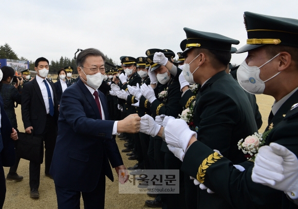 文, 신임장교들과 주먹인사 