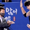 “감독님, 제가 쌓인 게 좀 있어서” 매콤한 듯 달달한 하이파이브