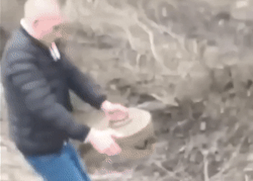 우크라이나 남동부 베르단스크시의 한 남성이 지뢰를 맨손으로 옮기는 모습.
