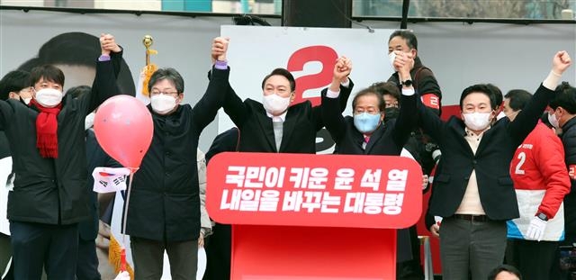 윤석열 국민의힘 대선후보가 1일 오후 서울 서대문구 신촌 현대백화점 앞에서 열린 유세에서 원희룡, 홍준표, 유승민 경선후보 및 이준석 대표와 손을 들어 인사하고 있다. 2022.3.1 뉴스1