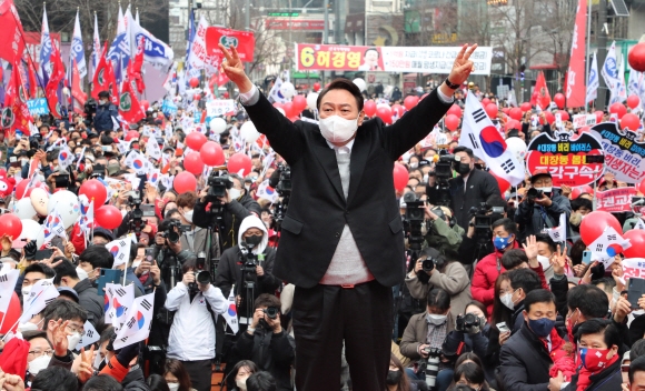 윤석열 국민의힘 대선후보가 1일 서울 서대문구 신촌 현대백화점 앞에서 열린 유세에서 손가락으로 ‘기호 2번’을 상징하는 ‘V’를 그리며 지지를 호소하고 있다. 국회사진 기자단