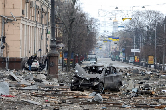 러시아의 침공 엿새째인 1일(현지시간) 미사일 공격을 받은 우크라이나 제2도시 하리코프 중심부에서 완전히 파손된 차량이 잔해물로 덮인 도로 위에 널브러져 있다.  하리코프 로이터 연합뉴스