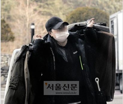지난달 23일 경기 가평의 한 드라마 촬영장에서 스태프가 배우들이 입을 옷가지를 들어 옮기고 있다. 박지환 기자