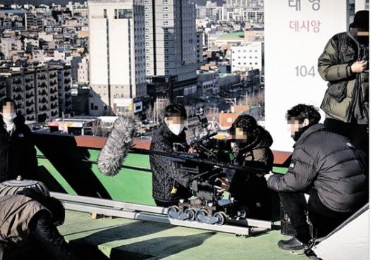 건물 옥상에서 드라마의 한 장면을 연출하기 위해 여러 명의 스태프가 모여 작업을 하는 모습. 전국영화산업노동조합 제공