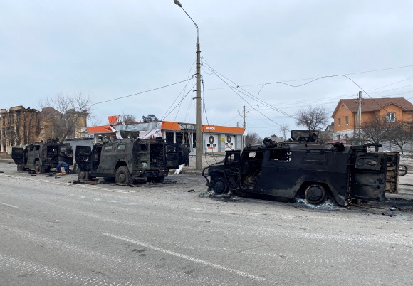 격전지 하리코프 도로에 나뒹군 러시아군 기동차량들