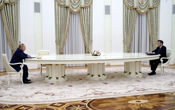 에마뉘엘 마크롱(오른쪽) 프랑스 대통령이 모스크바를 방문해 블라디미르 푸틴(왼쪽) 러시아 대통령과 회담한 사진에서 6m에 이르는 대형 탁자의 양끝에 두 정상이 앉았던 것이 화제가 됐다. 2022.3.7 크렘린 제공 AFP 연합뉴스
