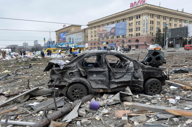 1일(현지시간) 러시아군의 미사일 공격을 받아 파괴된 우크라이나 제2 도시 하르키우(하리코프)의 시청사 앞 광장에 뼈대만 앙상한 차량 등 잔해가 나뒹굴고 있다. 러시아군은 침공 엿새째인 이날 우크라이나 동부 도시 하르키우와 수도 키이우(키예프), 남부 도시 헤르손 등을 중심으로 무차별 포격과 폭격에 나서면서 민간인 피해도 속출했다. 하리코프 AFP 연합뉴스