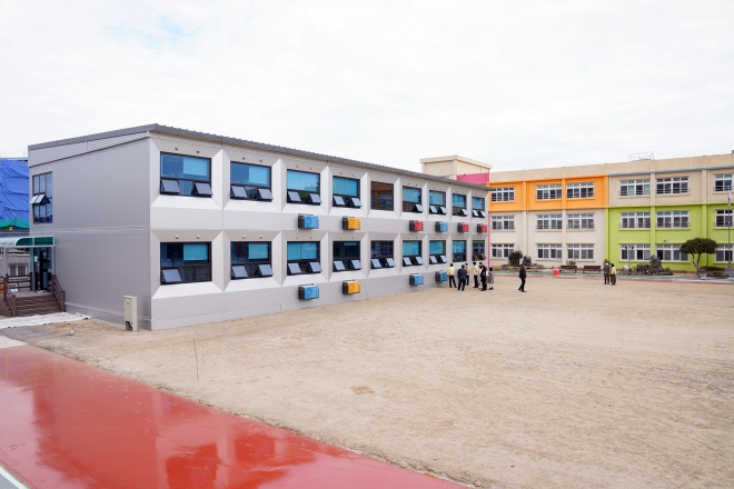 제주 영평초등학교가 새학기를 맞아 과밀학급 해소를 위해 모듈러교실 6개학급을 설치하고 운영에 들어갔다.  제주도교육청 제공 