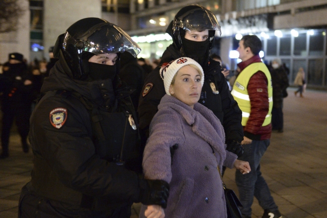 러시아 수도 모스크바에서 지난 26일(현지시간) 전쟁 반대 시위에 참석한 한 여성이 경찰들에게 연행되고 있다.(사진=AP 연합뉴스)