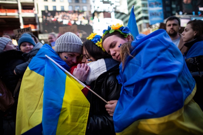 미국 뉴욕 타임스퀘어 광장에서 지난 26일(현지시간) 우크라이나를 지지하고 전쟁에 반대하는 시위에 참석한 시민들의 모습.(사진=AFP 연합뉴스)