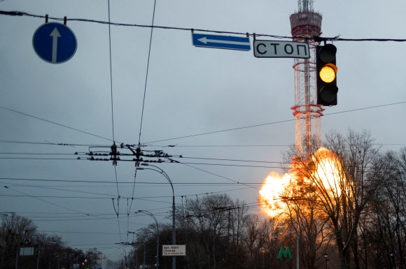1일(현지시간) 우크라이나 수도 키이우에서 러시아군 폭격으로 TV 송신탑에 불길이 치솟고 있다.  로이터 연합뉴스