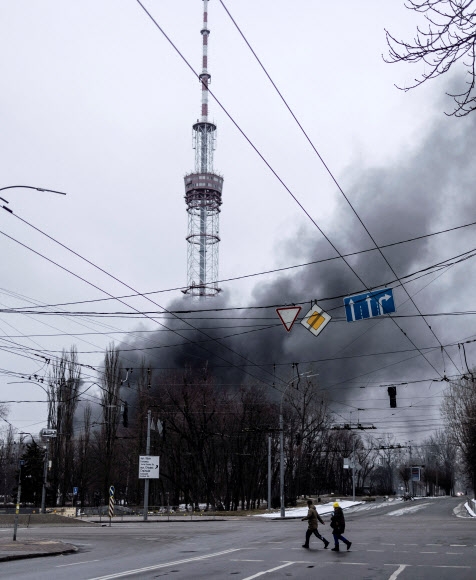 1일(현지시간) 우크라이나 수도 키이우에서 러시아군 폭격으로 TV 송신탑에 검은 연기가 피어오르고 있다. 로이터 연합뉴스