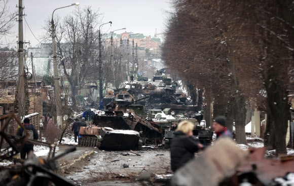 1일(현지시간) 우크라이나 수도 키이우(키예프) 인근 부차에서 러시아군의 각종 차량과 장비들이 파괴된 채 길거리에 나뒹굴고 있다. AP 연합뉴스