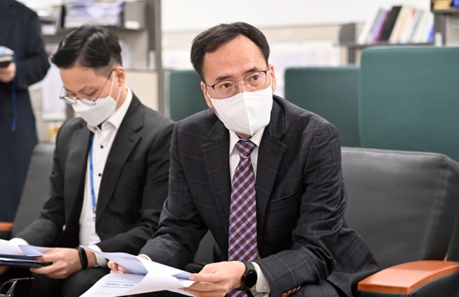 2일 인천시청 기자실에서 조인권 일자리경제본부장이 인천e음 추진성과와 운영개선방안 등을 설명하고 있다.(인천시 제공)