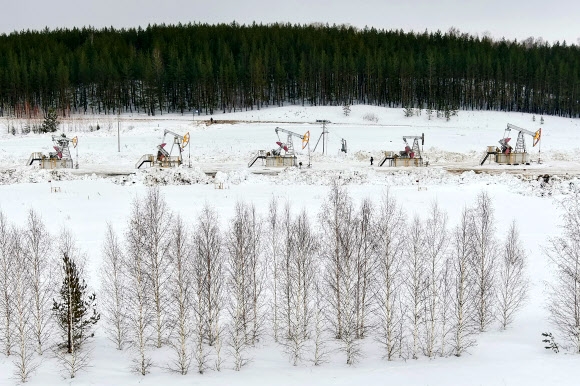 러시아 알메티예프스크 지구의 노보옐호브스코예 유전에서 원유를 뽑아내는 작업이 이뤄지고 있다. 2022.3.1 타스 연합뉴스