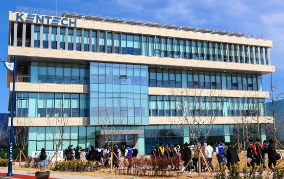 한국에너지공과대학 제1회 입학식 및 비전 선포식이 2일 전남 나주에서 열렸다. 행사를 마친 교직원과 신입생들이 강의동으로 향하고 있다. 나주 연합뉴스