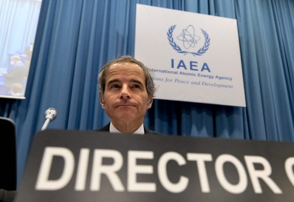라파엘 그로시 국제원자력기구(IAEA) 사무총장이 2022년 3월 2일 오스트리아 빈에 있는 IAEA 본부에서 열린 IAEA 이사회 임시 회의에 참석하고 있다. 유엔 핵 감시단은 러시아의 우크라이나 침공을 논의하기 위한 임시 회의를 개최하고 있다. 모스크바의 행동을 비난하며 통과될 것이다. AFP 연합뉴스 2022-03-02
