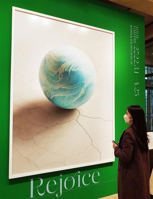 관람객이 2일 서울 소공동 롯데백화점 본점 에비뉴엘관에서 열리는 정희승 작가의 ‘스틸 라이프’(Still Life)전에서 작품 ‘Orb’(구)를 감상하고 있다. ‘세계 여성의 날’을 기념해 롯데백화점이 기획한 이번 전시는 다음달 25일까지 이어진다. 롯데백화점 제공