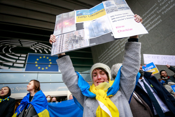 우크라이나 스웨덴 대 '세계 최연소'