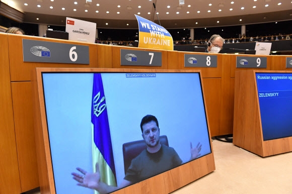 유럽의회 특별회의서 화상연설 하는 우크라 대통령