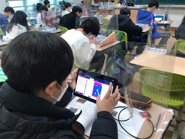 서울 송파구가 운영하는 ‘송파쌤 찾아가는 미래교육센터’를 통해 학생들이 코딩 교육을 받고 있다. 송파구 제공
