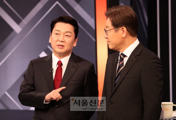 이재명 더불어민주당 대선 후보(오른쪽)와 안철수 국민의당 후보(왼쪽)가 2일 저녁 서울 여의도 KBS 본관에서 열린 중앙선거방송토론위원회 주관 제20대 대통령선거 후보 초청 3차 법정 TV 토론회에서 대화를 나누고 있다. 2022.3.2 김명국 선임기자