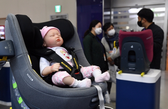 3일 서울 코엑스에서 열린 베이비페어를 찾은 시민들이 유아용품을 살펴보고 있다. 2022.3.3 박지환기자