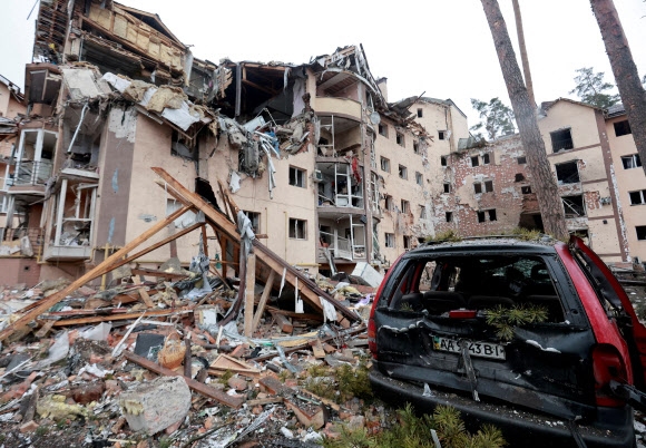 2일(현지시간) 우크라니아 수도 키이우(키예프)의 이르핀에 있는 아파트가 러시아군의 포격을 맞아 파괴됐다. 로이터 연합뉴스