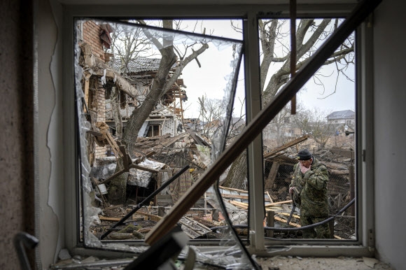 2일(현지시간) 우크라이나 수도 키이우(키예프) 외곽 고렌카에 러시아군의 공습으로 주택이 파괴된 모습. AP 연합뉴스
