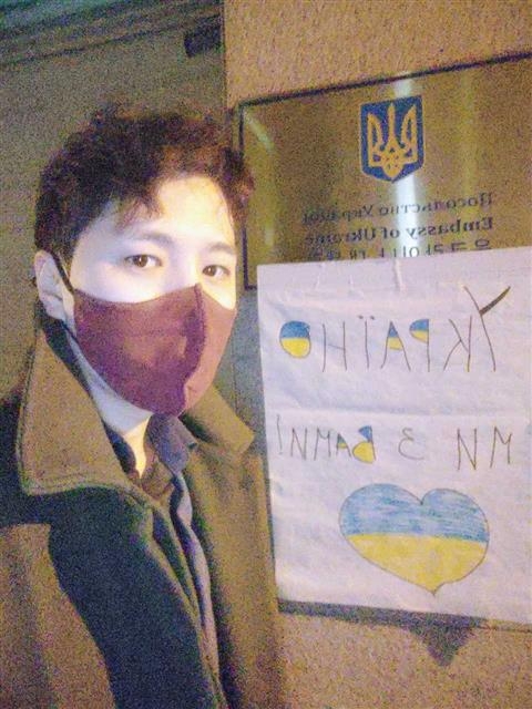 우크라이나인을 돕기 위해 의용군 참전 의사를 밝힌 성준식씨가 지난 2일 서울 용산구 주한 우크라이나대사관을 방문한 뒤 대사관 앞에서 사진을 찍은 모습. 성준식씨 제공