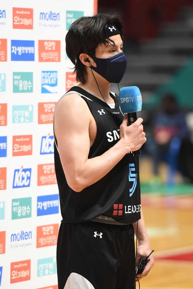 수훈선수 인터뷰하는 김시래. KBL 제공