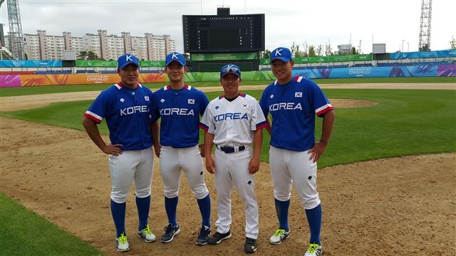 2015년 광주유니버시아드 대표팀 선수들과 함께 기념사진을 찍은 최 코치(오른쪽 두 번째).  NC 다이노스·최건용 코치 제공