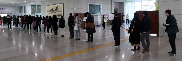 4일 오후 대전시청 1층 사전투표소에서 시민들이 투표를 하려고 줄 서 있다. 연합뉴스