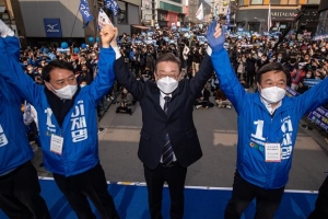 “나라에 돈 없는 게 아니고 도둑 많아” 李 ‘허경영 발언’ 인용 野 직격