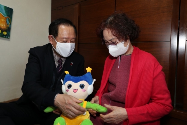 유동균(왼쪽) 서울 마포구청장이 지역 주민에게 인공지능(AI) 반려로봇의 사용법을 안내하고 있다. 마포구 제공 