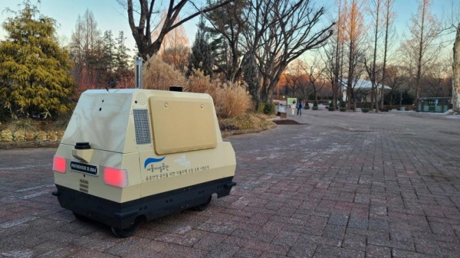 서울시가 광진구 어린이대공원에 설치한 네 바퀴로 다니는 자율주행 로봇의 모습. 공원 곳곳을 순찰하며 위험 상황을 감지하고 방역 업무도 한다. 서울시 제공 