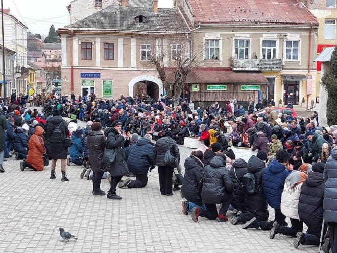 그의 시신 앞에 무릎을 꿇고 애도하는 우크라이나 시민들. 2022.03.04 올렉산드르 셰르바 트위터