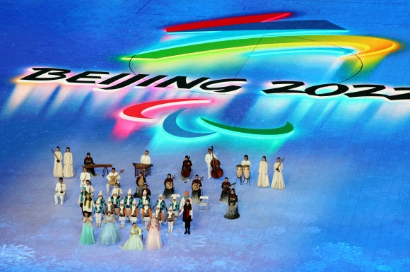 4일 오후 중국 베이징 국립경기장에서 열린 2022 베이징 패럴림픽 개회식에서 화려한 식전 공연이 펼쳐지고 있다. 장이머우 감독이 총연출을 맡은 이번 개회식의 주제는‘생명의 피어남’이다.[연합뉴스]