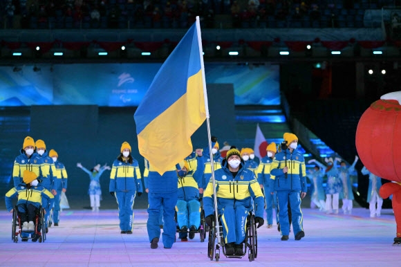 4일 오후 중국 베이징 국립경기장에서 열린 2022 베이징 패럴림픽 개회식에서 러시아의 침공으로 고통을 겪고 있는 우크라이나의 선수단이 46개 참가국 중 4번째로 입장하고 있다. [연합뉴스]