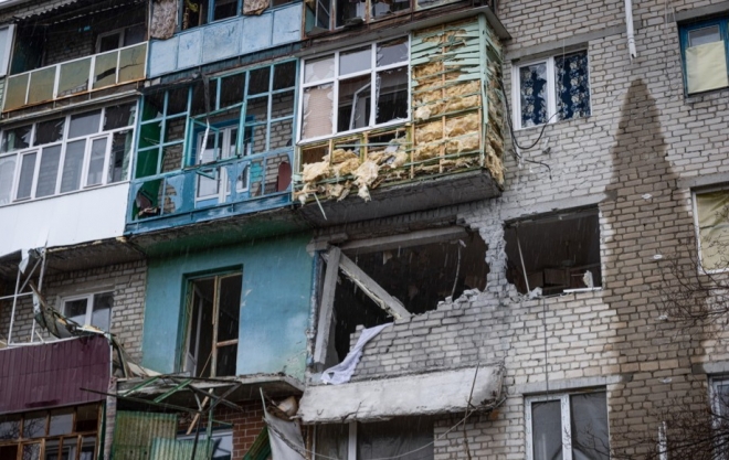 지난 3일(현지시간) 우크라이나 동부 루한스크(루간스크) 내 스챠스티아의 한 건물이 포격에 파손된 모습. 2022.3.5 연합뉴스