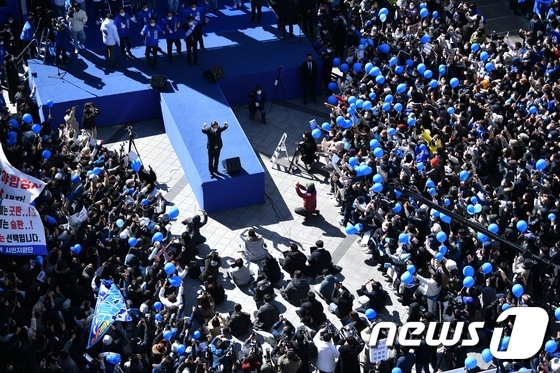 이재명 더불어민주당 대선후보가 5일 경기도 성남시 분당구 서현역 로데오거리에서 ‘성남이 있었기에 지금의 이재명이 있습니다’ 유세를 갖고 지지를 호소하고 있다.