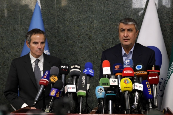 라파엘 그로시 IAEA 사무총장과 모하마드 에슬라미 이란원자력청 청장이 5일(현지시간) 이란 수도 테헤란에서 공동 기자회견을 갖고 있다. EPA 연합뉴스