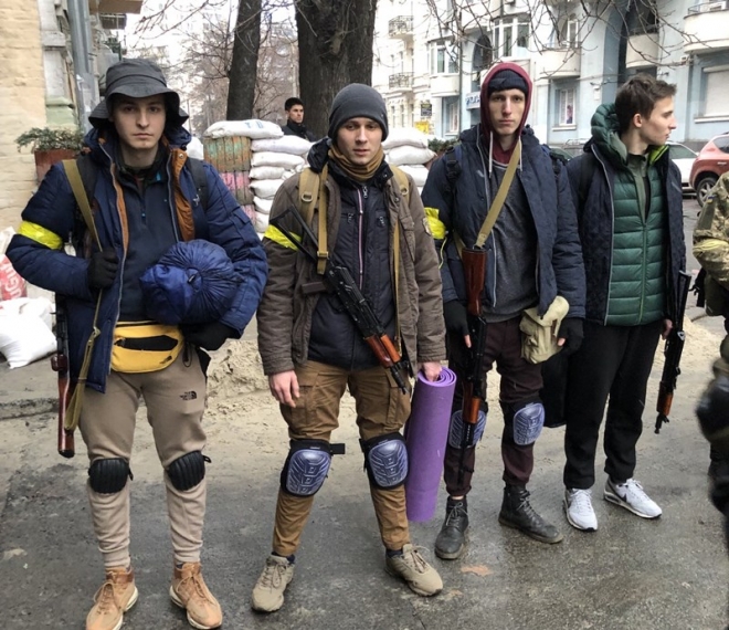 의용군으로 합류한 우크라이나 18세 청년들