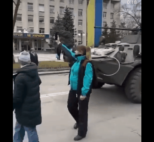 러시아가 우크라이나에서 유일하게 점령한 남부 도시 헤르손에서 5일(현지시간) 시민들이 평화시위를 벌이고 있다. 한 청년이 러시아군의 장갑차 위에서 힘차게 국기를 흔들고 있다. 2022.3.6 트위터 캡처
